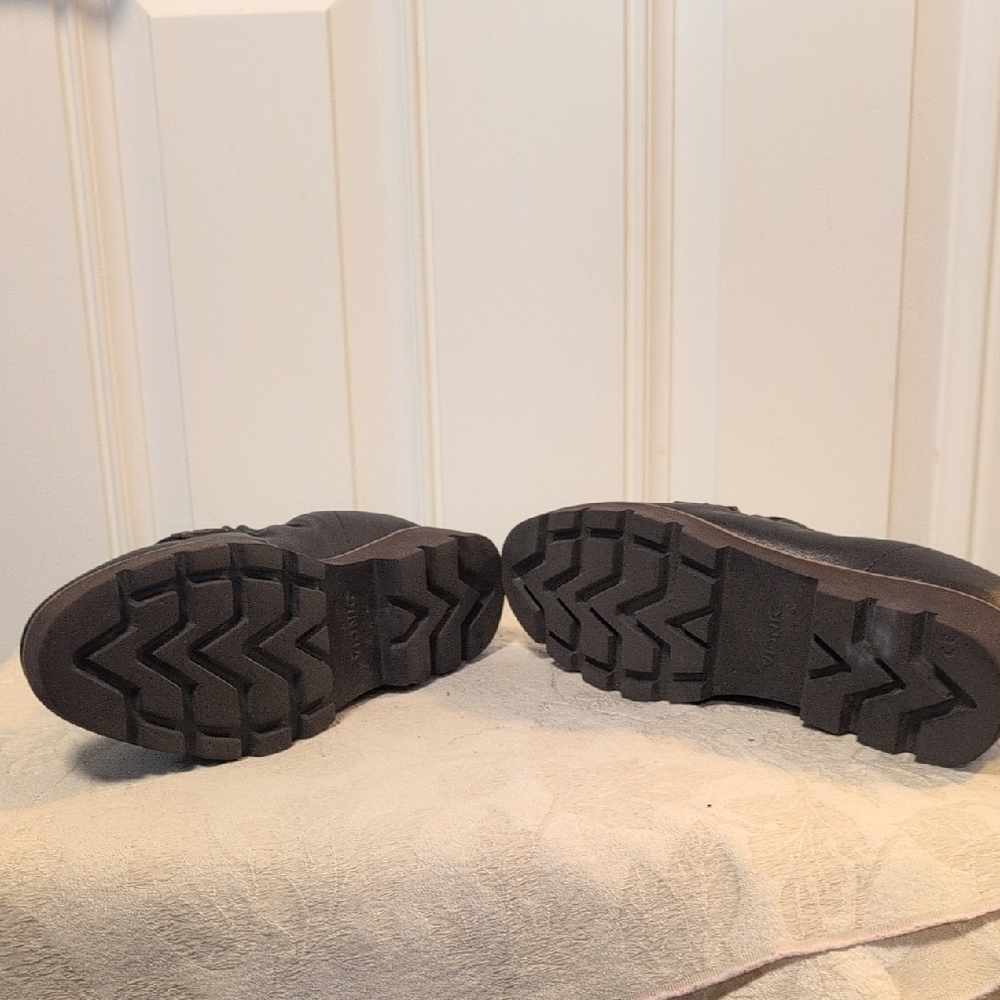 Vionic Women’s Classic Brown Loafers. - Picture 7 of 10